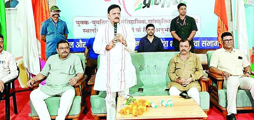 विंध्य में पर्यटन की अपार संभावनाएं, युवाओं की टीम ने रीवा के पर्यटन स्थलों का किया भ्रमण विंध्य में पर्यटन की अपार संभावनाएं, युवाओं की टीम ने रीवा के पर्यटन स्थलों का किया भ्रमण
