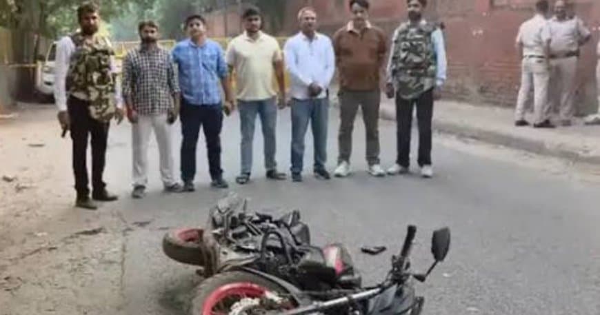कालकाजी मंदिर के पास आस्था कुंज पार्क में नाबालिग से गैंगरेप, एनकाउंटर के बाद मुख्य आरोपी गिरफ्तार कालकाजी मंदिर के पास आस्था कुंज पार्क में नाबालिग से गैंगरेप, एनकाउंटर के बाद मुख्य आरोपी गिरफ्तार
