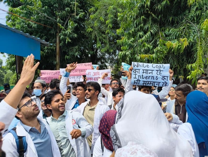 MP News: एमबीबीएस के बाद आयुष इंटर्न डॉक्टरों ने बढ़ाया पारा, भोपाल कलेक्ट्रेट का घेराव कर स्टाइपेंड बढ़ाने की मांग MP News: एमबीबीएस के बाद आयुष इंटर्न डॉक्टरों ने बढ़ाया पारा, भोपाल कलेक्ट्रेट का घेराव कर स्टाइपेंड बढ़ाने की मांग