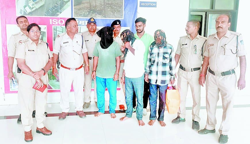 शिक्षक दंपती के सूने घर में लाखों की चोरी का खुलासा, चार आरोपी गिरफ्तार, जेवर बरामद शिक्षक दंपती के सूने घर में लाखों की चोरी का खुलासा, चार आरोपी गिरफ्तार, जेवर बरामद