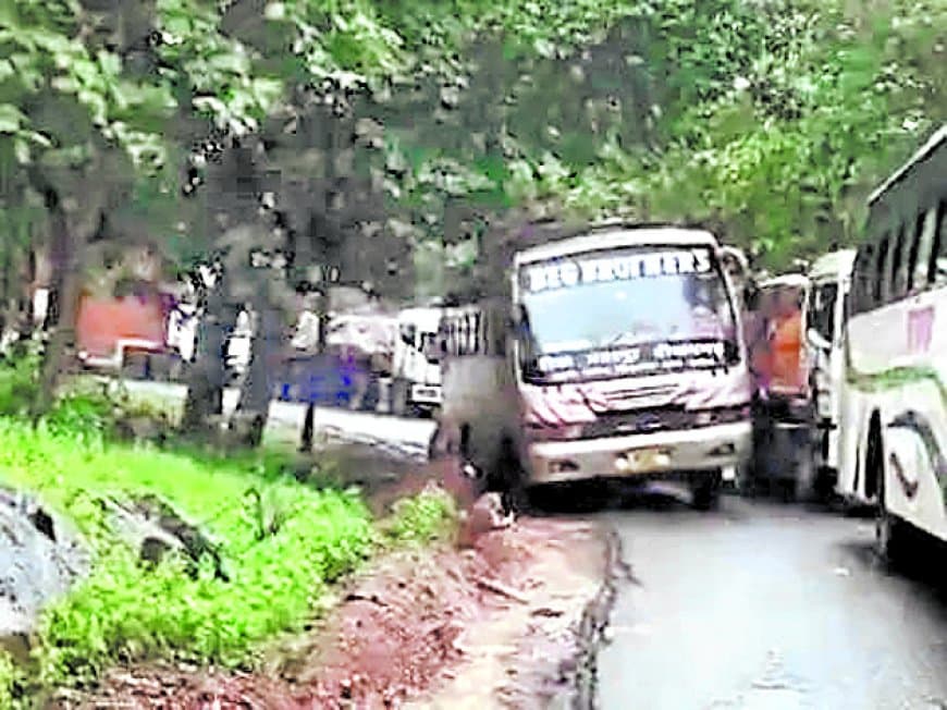 मड़ला घाट में डीजल खत्म होने से बीच सड़क बंद हुआ ट्राला, चार घंटे थमा यातायात मड़ला घाट में डीजल खत्म होने से बीच सड़क बंद हुआ ट्राला, चार घंटे थमा यातायात