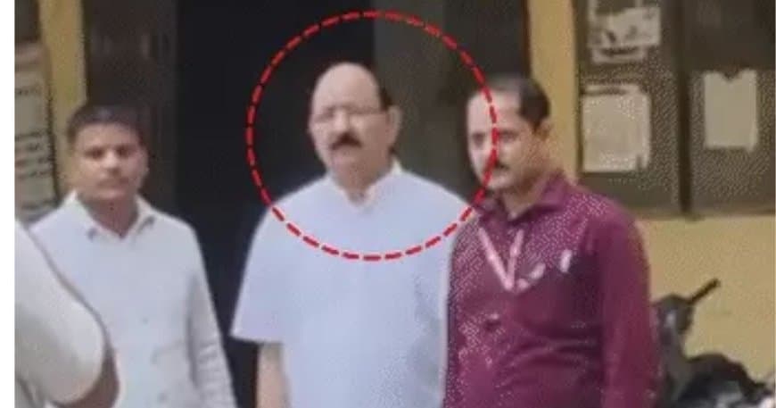 सहारा सोसायटी घोटाला: 4 साल से फरार चेयरमैन खालिद चौधरी लखनऊ से गिरफ्तार, उपभोक्ता आयोग में पेश सहारा सोसायटी घोटाला: 4 साल से फरार चेयरमैन खालिद चौधरी लखनऊ से गिरफ्तार, उपभोक्ता आयोग में पेश