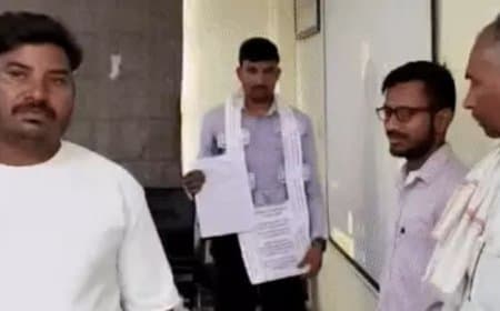 ग्वालियर जनसुनवाई: बीपीएल राशन कार्ड के लिए रिश्वत मांगने पर नोटों की माला पहनकर पहुंचा युवक, मचा हड़कंप ग्वालियर जनसुनवाई: बीपीएल राशन कार्ड के लिए रिश्वत मांगने पर नोटों की माला पहनकर पहुंचा युवक, मचा हड़कंप
