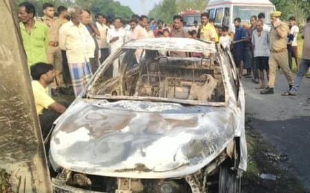 उत्तरप्रदेश: बाराबंकी में चलती कार बनी आग का गोला, गेट हो गए लॉक... अंदर फंसा ड्राइवर जिंदा जला उत्तरप्रदेश: बाराबंकी में चलती कार बनी आग का गोला, गेट हो गए लॉक... अंदर फंसा ड्राइवर जिंदा जला