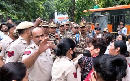 जंतर-मंतर पर विरोध-प्रदर्शन: 150 से अधिक हिरासत में...दिल्ली के 45 मेट्रो स्टेशनों के गेट बंद रखे गए जंतर-मंतर पर विरोध-प्रदर्शन: 150 से अधिक हिरासत में...दिल्ली के 45 मेट्रो स्टेशनों के गेट बंद रखे गए