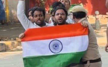 कॉकरोच जनता पार्टी के नेता जंतर-मंतर पर हिरासत में, सौरव दास और आशुतोष रांका गिरफ्तार
