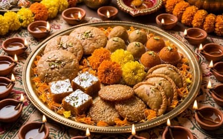 लो आ गई दीपावली.. भारत के विभिन्न राज्यों की पारंपरिक दिवाली मिठाइयां और पकवान लो आ गई दीपावली.. भारत के विभिन्न राज्यों की पारंपरिक दिवाली मिठाइयां और पकवान