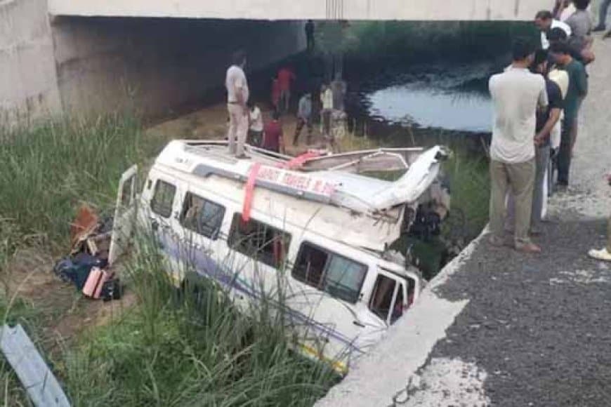 राजस्थान: दिल्ली-मुंबई एक्सप्रेसवे पर भीषण हादसा... नाले में गिरी बस, मध्यप्रदेश के आठ यात्रियों की मौत