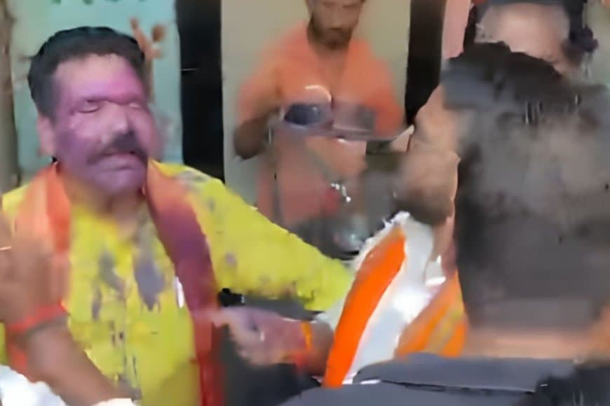 हिंदू उत्सव समिति अध्यक्ष चंद्रशेखर तिवारी के मुंह पर पोती स्याही, इंटरव्यू में जातिसूचक शब्द के इस्तेमाल का आरोप