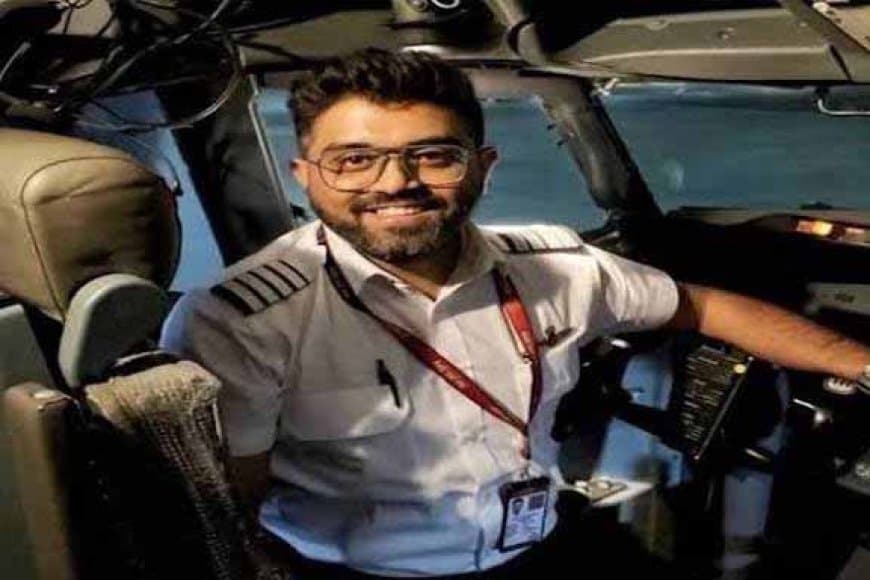 मुंबई के लड़के पर गर्व: 174 यात्रियों की जान बचाने वाले पायलट स्मित मछार के लिए उठी अशोक चक्र की मांग मुंबई के लड़के पर गर्व: 174 यात्रियों की जान बचाने वाले पायलट स्मित मछार के लिए उठी अशोक चक्र की मांग