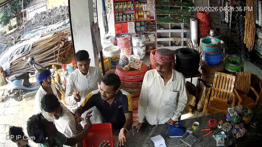 मध्यप्रदेश: मऊगंज में दबंगों की दबंगई, व्यापारी के साथ मारपीट... वीडियो वायरल... व्यापारी से पकड़वाया पैर मध्यप्रदेश: मऊगंज में दबंगों की दबंगई, व्यापारी के साथ मारपीट... वीडियो वायरल... व्यापारी से पकड़वाया पैर