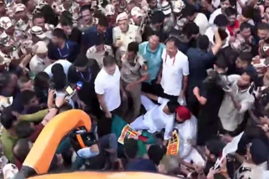 प्रियंका गांधी ने जंतर-मंतर पर सड़क पर लेटकर किया धरना, INDIA गठबंधन का संसद से सड़क तक हंगामा प्रियंका गांधी ने जंतर-मंतर पर सड़क पर लेटकर किया धरना, INDIA गठबंधन का संसद से सड़क तक हंगामा