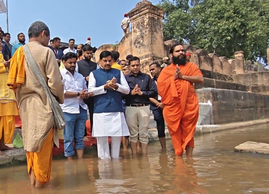 बिहार: पितृपक्ष के अंतिम दिन गयाजी पहुंचे सीएम... फल्गु नदी के तट पर किया विधि-विधान से तर्पण बिहार: पितृपक्ष के अंतिम दिन गयाजी पहुंचे सीएम... फल्गु नदी के तट पर किया विधि-विधान से तर्पण