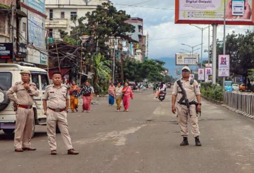 मणिपुर में फिर भड़की हिंसा: 2 दिन में 10 हत्याएं, कांगपोकपी और कामजोंग में कर्फ्यू मणिपुर में फिर भड़की हिंसा: 2 दिन में 10 हत्याएं, कांगपोकपी और कामजोंग में कर्फ्यू