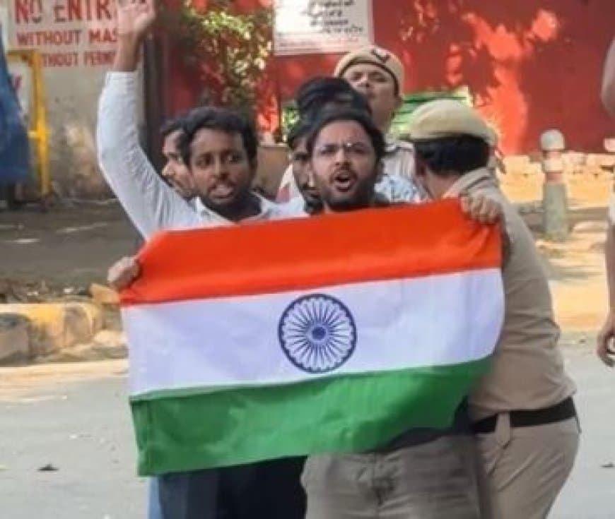 कॉकरोच जनता पार्टी के नेता जंतर-मंतर पर हिरासत में, सौरव दास और आशुतोष रांका गिरफ्तार कॉकरोच जनता पार्टी के नेता जंतर-मंतर पर हिरासत में, सौरव दास और आशुतोष रांका गिरफ्तार