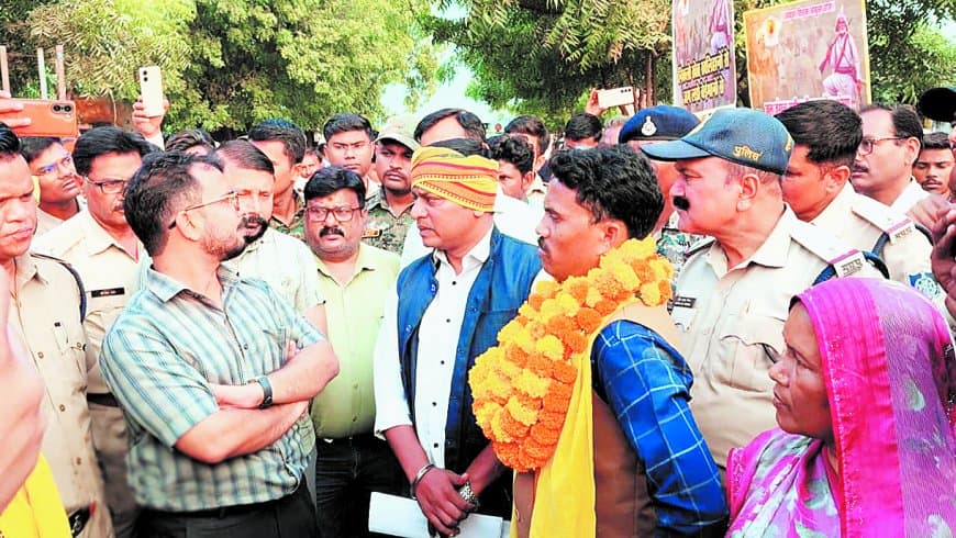 मझगवां में पुश्तैनी जमीन पर प्लांटेशन से भड़का आदिवासी आक्रोश, सात मांगों के साथ तहसील गेट पर धरना मझगवां में पुश्तैनी जमीन पर प्लांटेशन से भड़का आदिवासी आक्रोश, सात मांगों के साथ तहसील गेट पर धरना