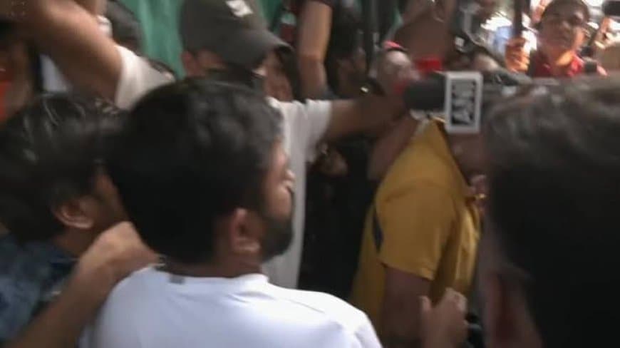 कॉकरोच जनता पार्टी के प्रमुख अभिजीत दीपके और AISA अध्यक्ष नेहा बोरा हिरासत में कॉकरोच जनता पार्टी के प्रमुख अभिजीत दीपके और AISA अध्यक्ष नेहा बोरा हिरासत में