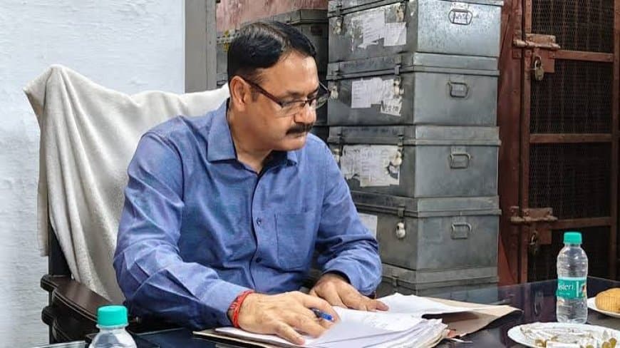 SIR में गड़बड़ी: 2 एसडीएम और ऑपरेटर पर एफआईआर, विपक्ष के आरोपों के बाद मचा राजनीतिक भूचाल जिलाधिकारी आलोक कुमार