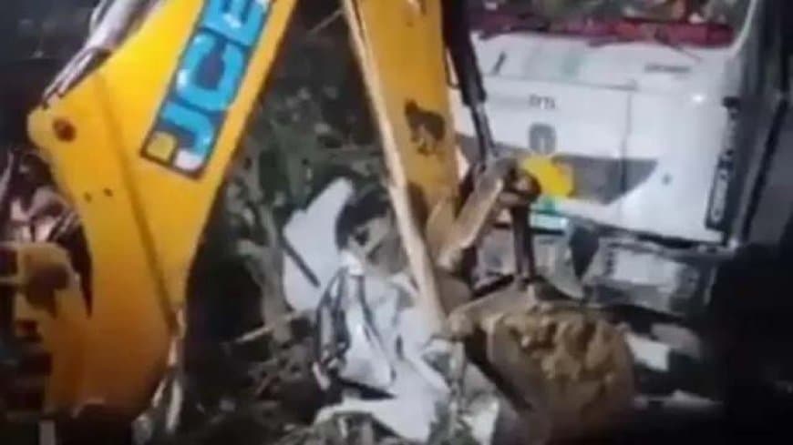 हरियाणा: नूंह में सड़क हादसा, सगाई समारोह से लौट रहे कार सवार तीन युवकों की मौत...बुलडोजर से निकाले शव हरियाणा: नूंह में सड़क हादसा, सगाई समारोह से लौट रहे कार सवार तीन युवकों की मौत...बुलडोजर से निकाले शव