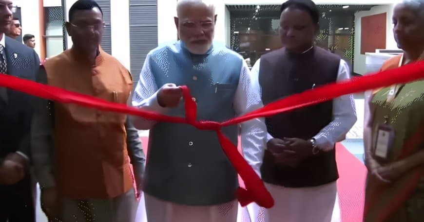 पीएम मोदी ने ओडिशा में किया RBI के दूसरे डेटा सेंटर का उद्घाटन, कहा— "हम गुड गवर्नेंस का मॉडल लेकर आगे बढ़ रहे हैं" पीएम मोदी ने ओडिशा में किया RBI के दूसरे डेटा सेंटर का उद्घाटन, कहा— "हम गुड गवर्नेंस का मॉडल लेकर आगे बढ़ रहे हैं"