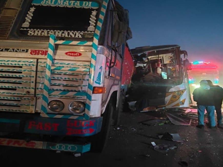 छत्तीसगढ़: अंबिकापुर से रायपुर जा रही बस ट्रक से भिड़ी, तीन लोगों की मौत और आठ लहूलुहान छत्तीसगढ़: अंबिकापुर से रायपुर जा रही बस ट्रक से भिड़ी, तीन लोगों की मौत और आठ लहूलुहान