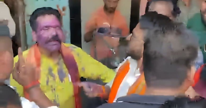 हिंदू उत्सव समिति अध्यक्ष चंद्रशेखर तिवारी के मुंह पर पोती स्याही, इंटरव्यू में जातिसूचक शब्द के इस्तेमाल का आरोप हिंदू उत्सव समिति अध्यक्ष चंद्रशेखर तिवारी के मुंह पर पोती स्याही, इंटरव्यू में जातिसूचक शब्द के इस्तेमाल का आरोप