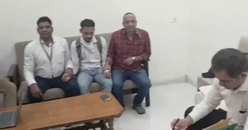 इंदौर नगर निगम का सब इंजीनियर लोकायुक्त के हत्थे चढ़ा: पानी के टैंकर का बिल पास करने की एवज में मांग रहा था रिश्वत इंदौर नगर निगम का सब इंजीनियर लोकायुक्त के हत्थे चढ़ा: पानी के टैंकर का बिल पास करने की एवज में मांग रहा था रिश्वत