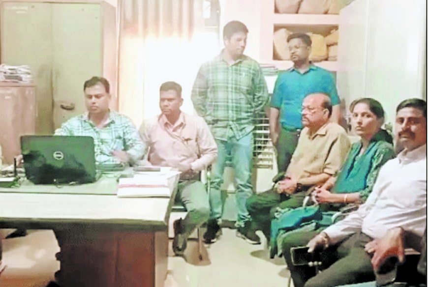पन्ना जल संसाधन विभाग में लोकायुक्त का छापा, 45 हजार रुपये रिश्वत लेते दो कर्मचारी रंगेहाथ पकड़े पन्ना जल संसाधन विभाग में लोकायुक्त का छापा, 45 हजार रुपये रिश्वत लेते दो कर्मचारी रंगेहाथ पकड़े