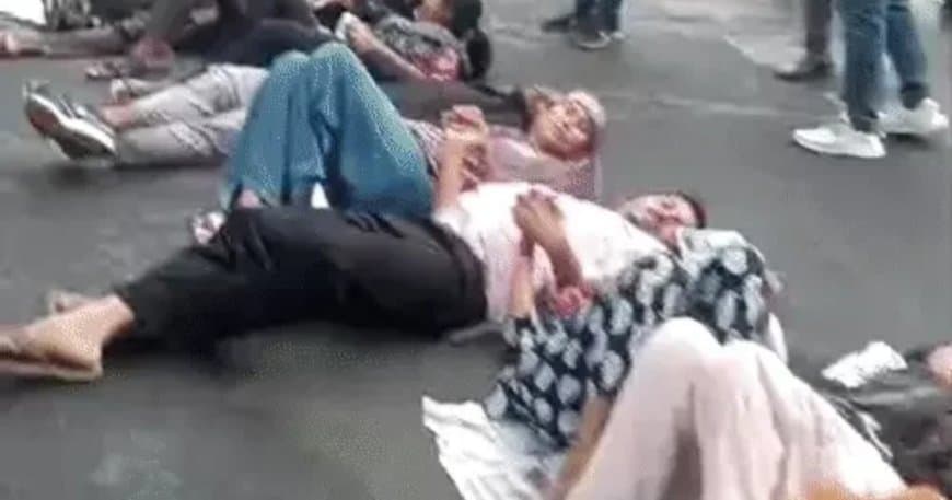शिक्षक अभ्यर्थियों का फूटा गुस्सा:: बोर्ड ऑफिस चौराहे पर चक्काजाम, पुलिस ने घसीटा तो गाया राष्ट्रगान शिक्षक अभ्यर्थियों का फूटा गुस्सा:: बोर्ड ऑफिस चौराहे पर चक्काजाम, पुलिस ने घसीटा तो गाया राष्ट्रगान